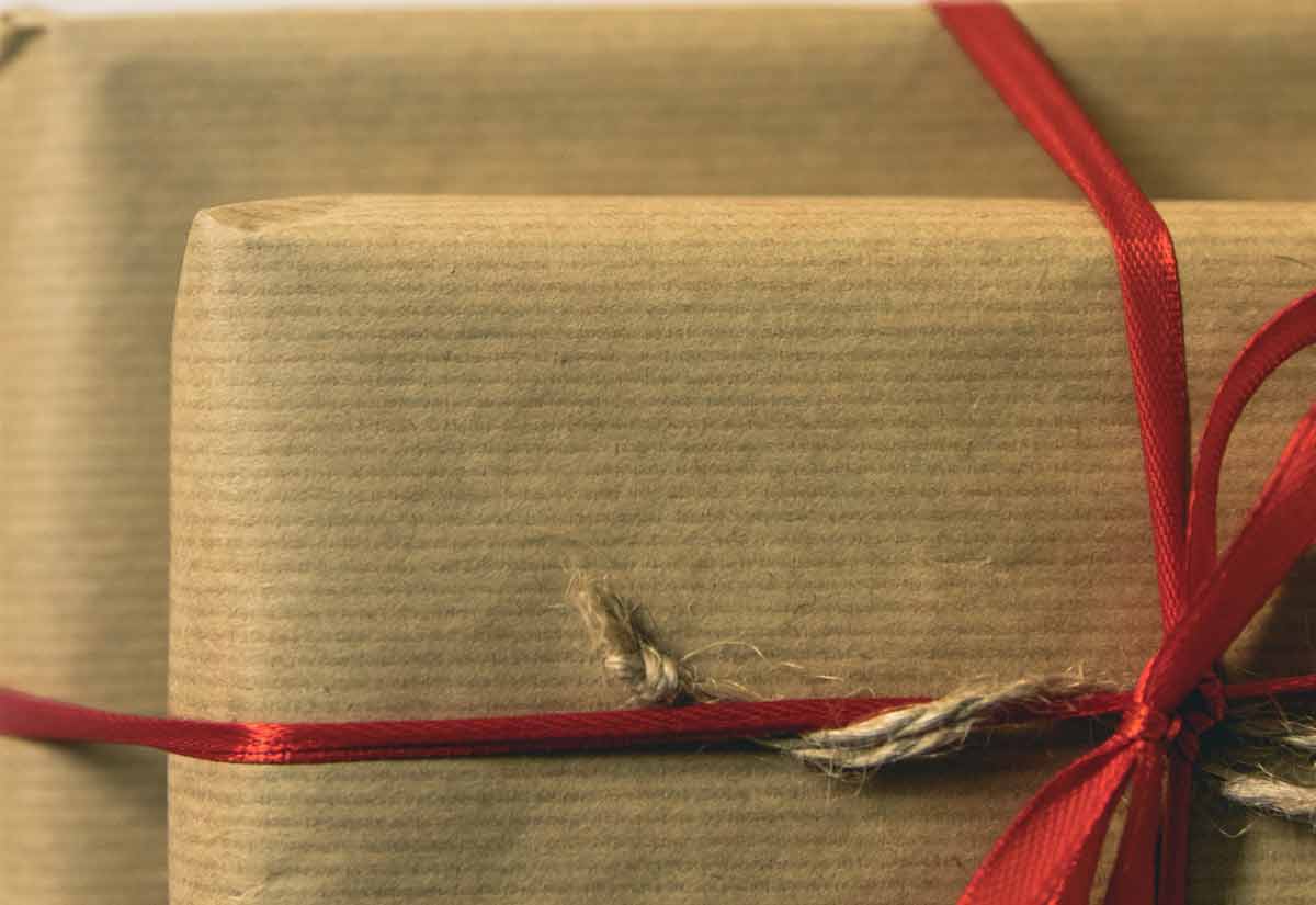 Regalo envuelto en papel.