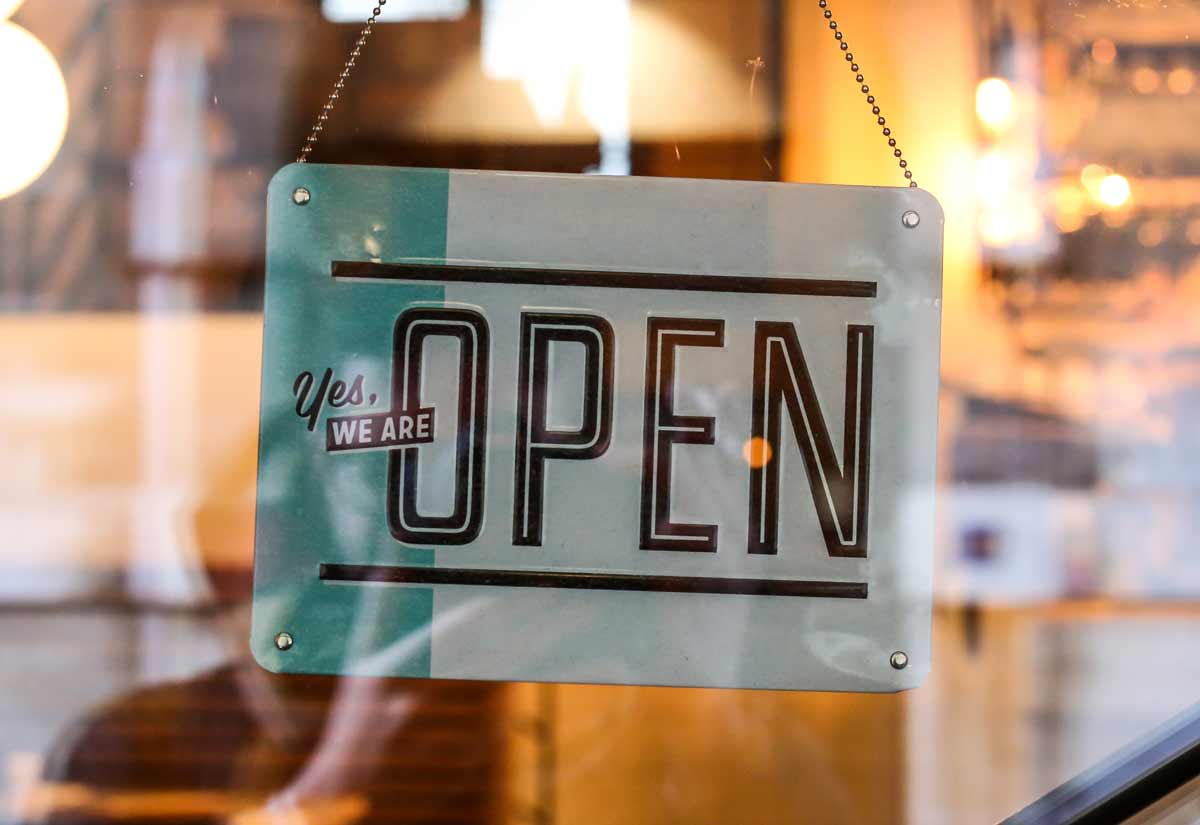 Letrero 'Open' en una puerta.