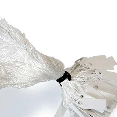 Etiquetas de cartulina con hilo.