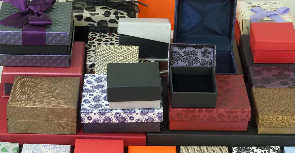 cajitas diversas mezcladas y amontonadas.